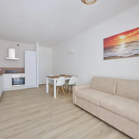 East Side Apartment *