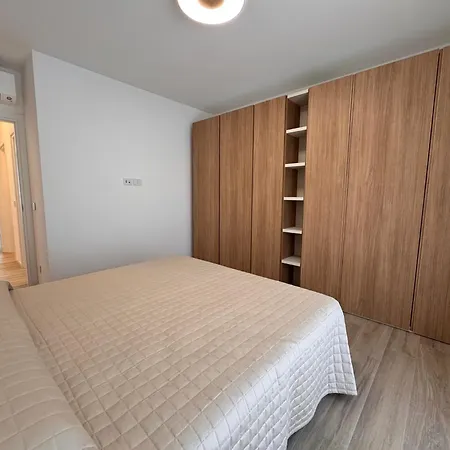 East Side Apartment *