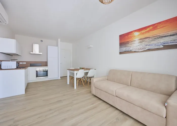 East Side Apartment *